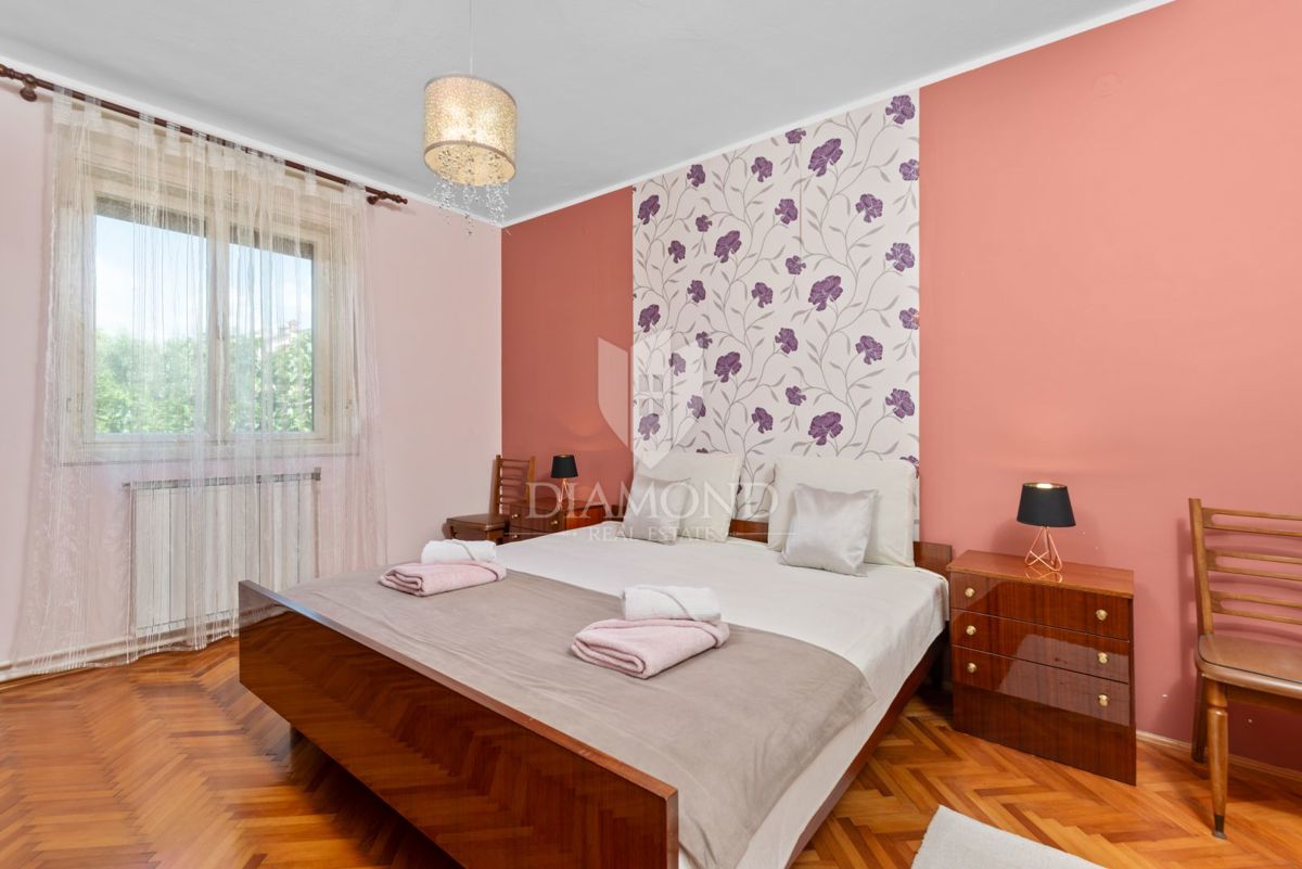 Poreč - samostojna hiša z dvema apartmajema, 800 m od morja