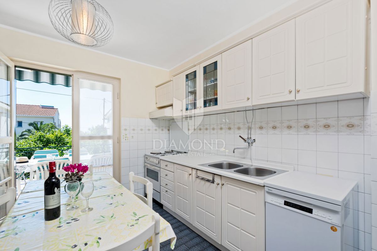 Poreč - samostojna hiša z dvema apartmajema, 800 m od morja