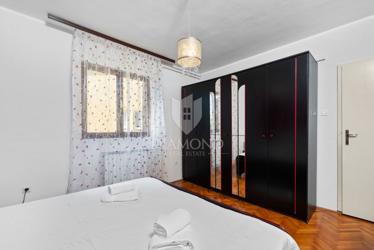 Poreč - samostojna hiša z dvema apartmajema, 800 m od morja