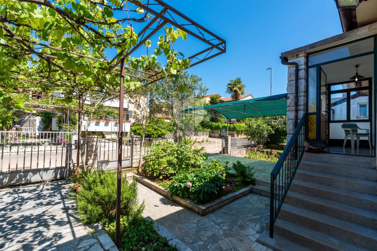 Poreč - samostojna hiša z dvema apartmajema, 800 m od morja