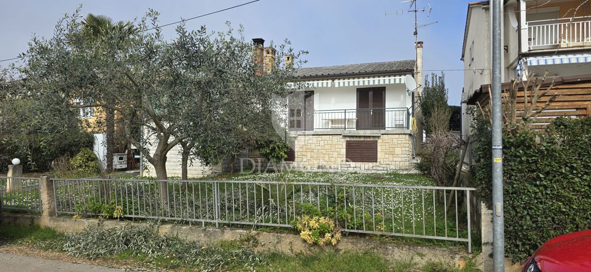 Poreč - samostojna hiša z dvema apartmajema, 800 m od morja