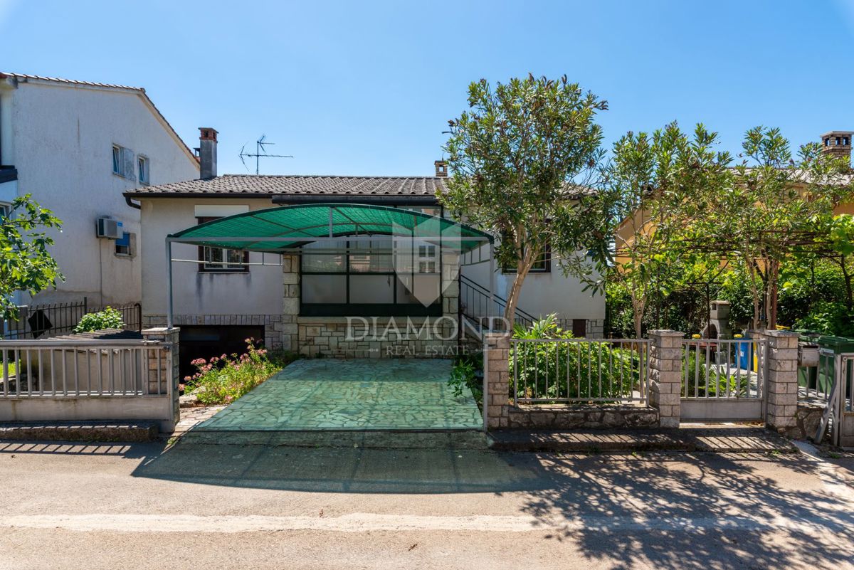 Poreč - samostojna hiša z dvema apartmajema, 800 m od morja