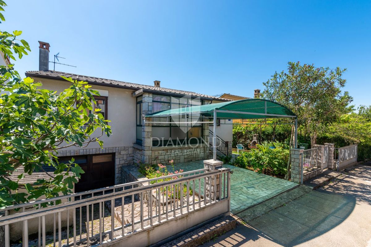 Poreč - samostojna hiša z dvema apartmajema, 800 m od morja