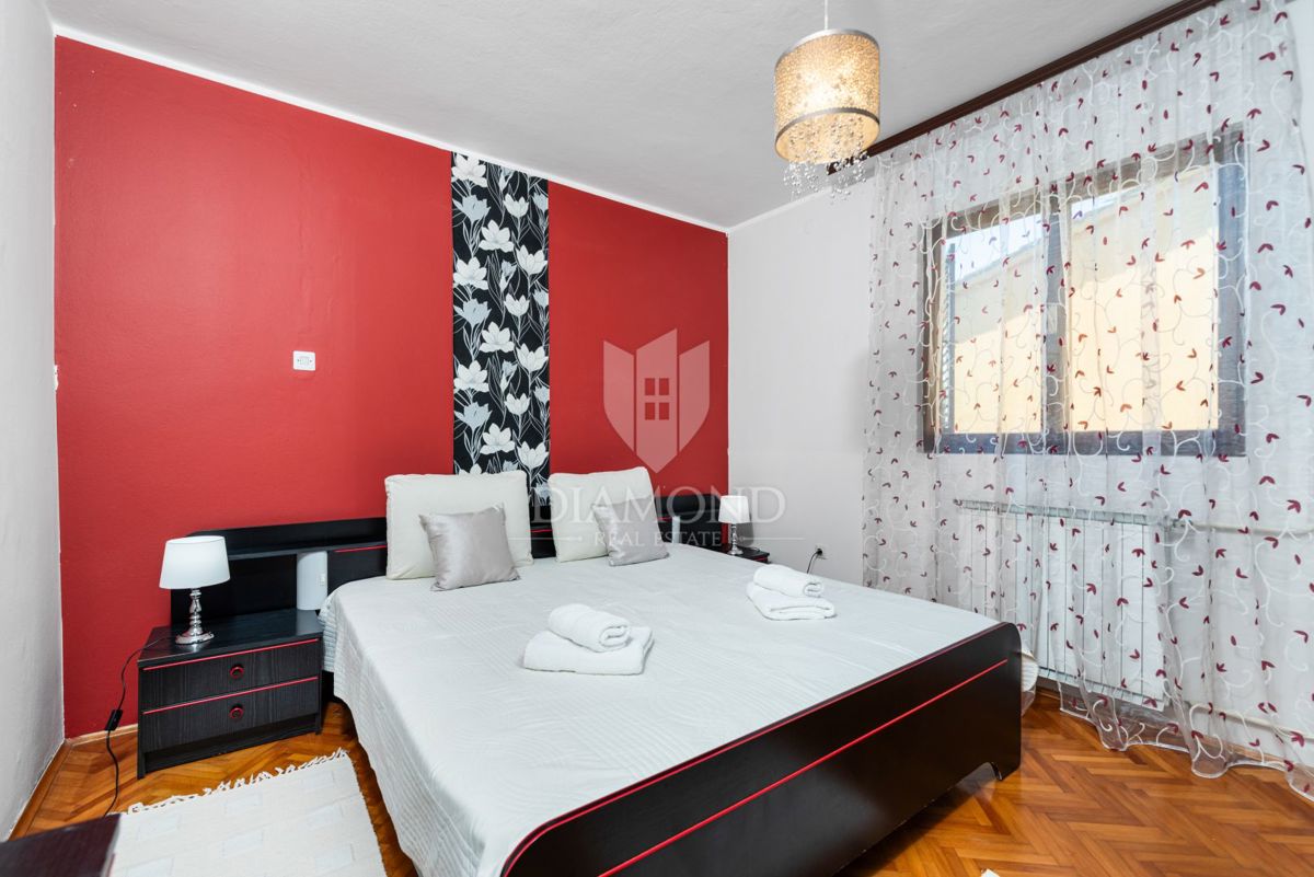 Poreč - samostojna hiša z dvema apartmajema, 800 m od morja