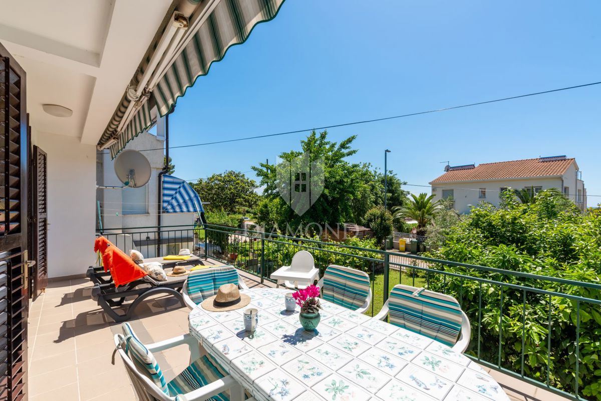 Poreč - samostojna hiša z dvema apartmajema, 800 m od morja