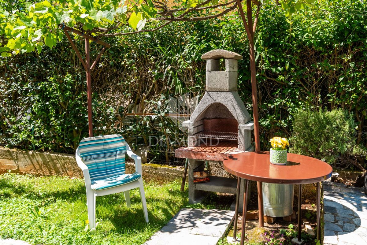 Poreč - samostojna hiša z dvema apartmajema, 800 m od morja