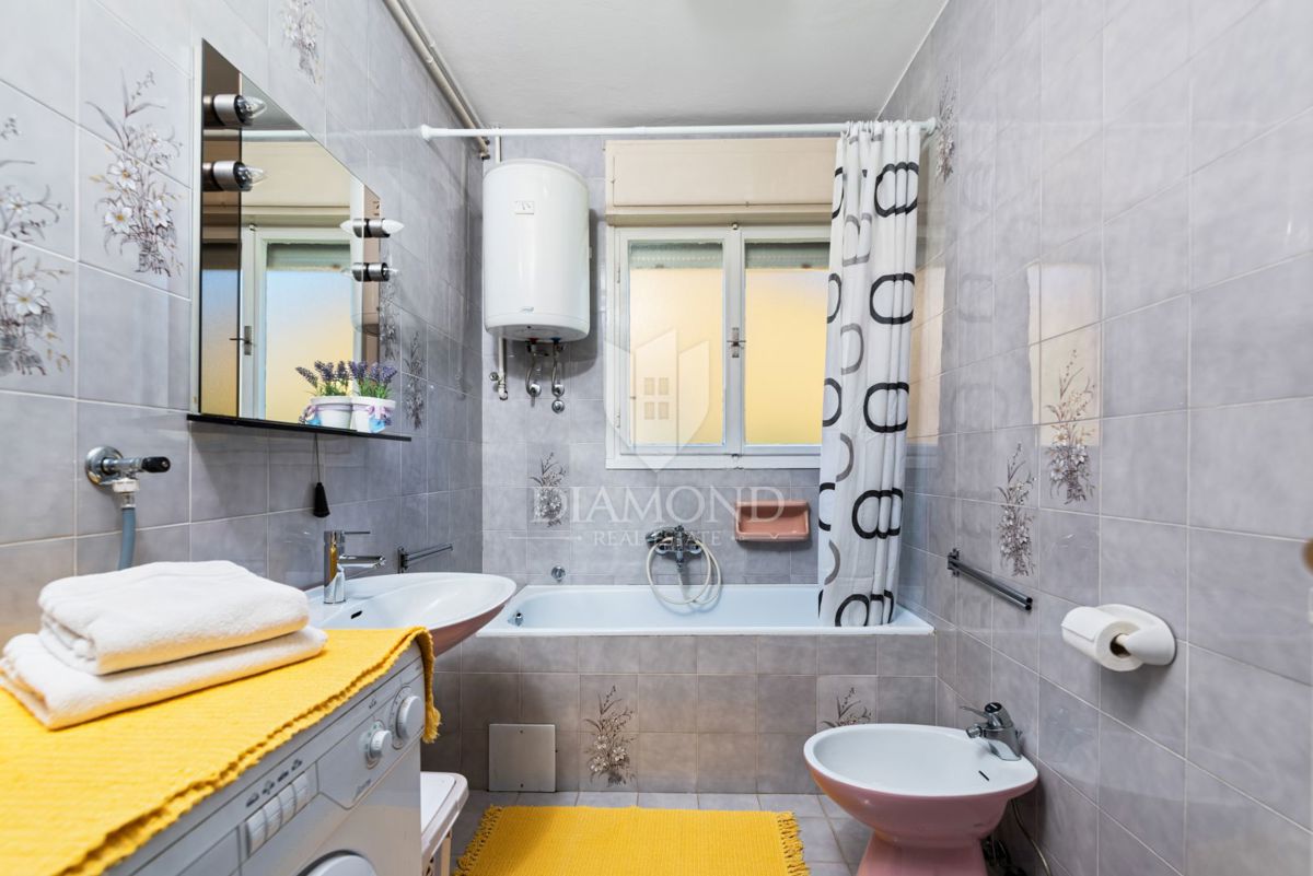 Poreč - samostojna hiša z dvema apartmajema, 800 m od morja