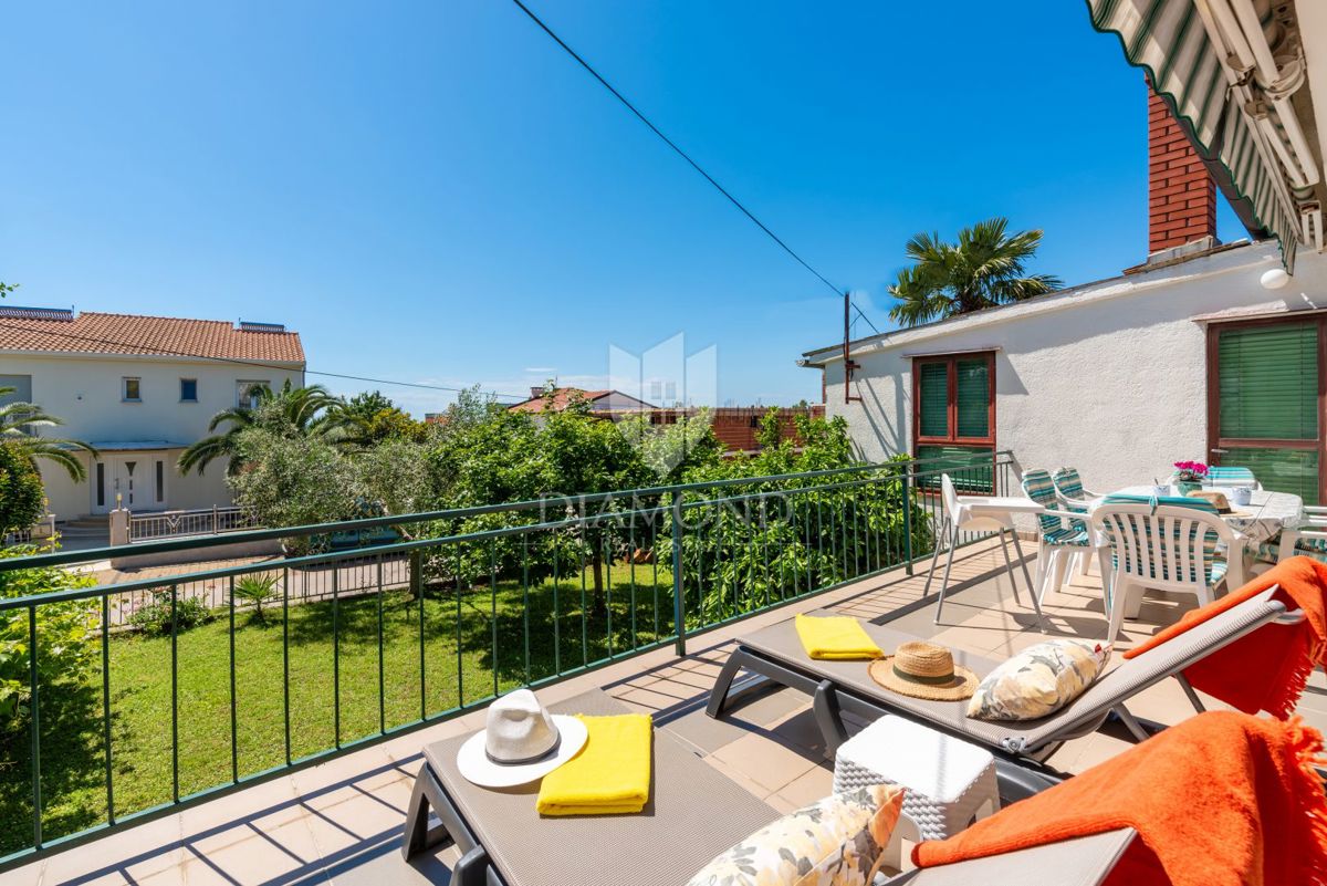 Poreč - samostojna hiša z dvema apartmajema, 800 m od morja