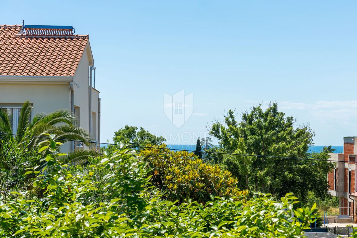 Poreč - samostojna hiša z dvema apartmajema, 800 m od morja