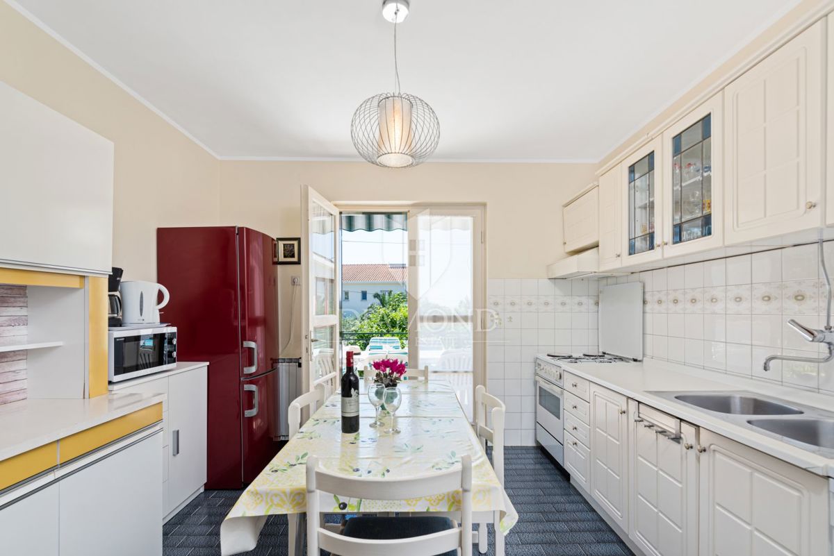 Poreč - samostojna hiša z dvema apartmajema, 800 m od morja