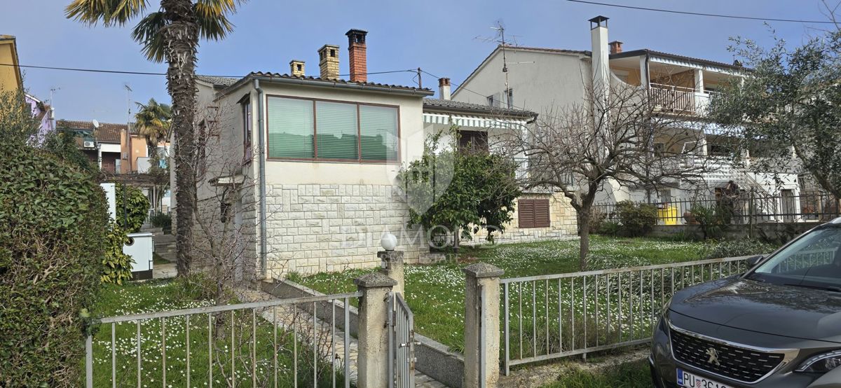 Poreč - samostojna hiša z dvema apartmajema, 800 m od morja