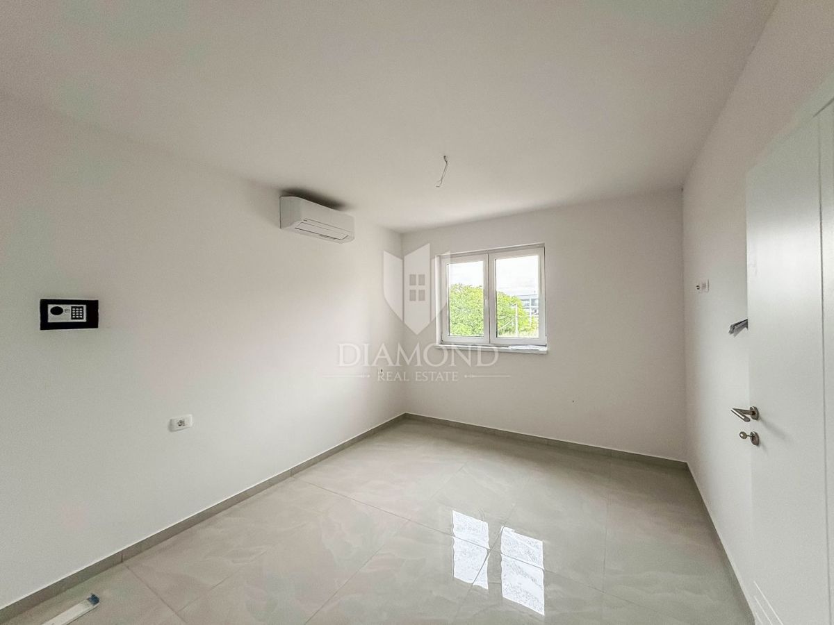 Poreč, okolica, dvoetažni trisobni apartma s pogledom na morje!