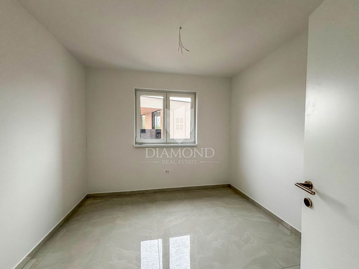 Poreč, okolica, dvoetažni trisobni apartma s pogledom na morje!