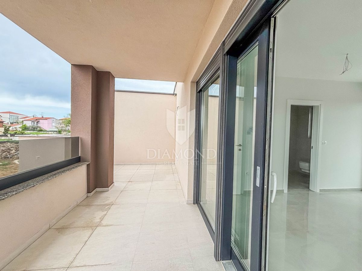 Poreč, okolica, dvoetažni trisobni apartma s pogledom na morje!