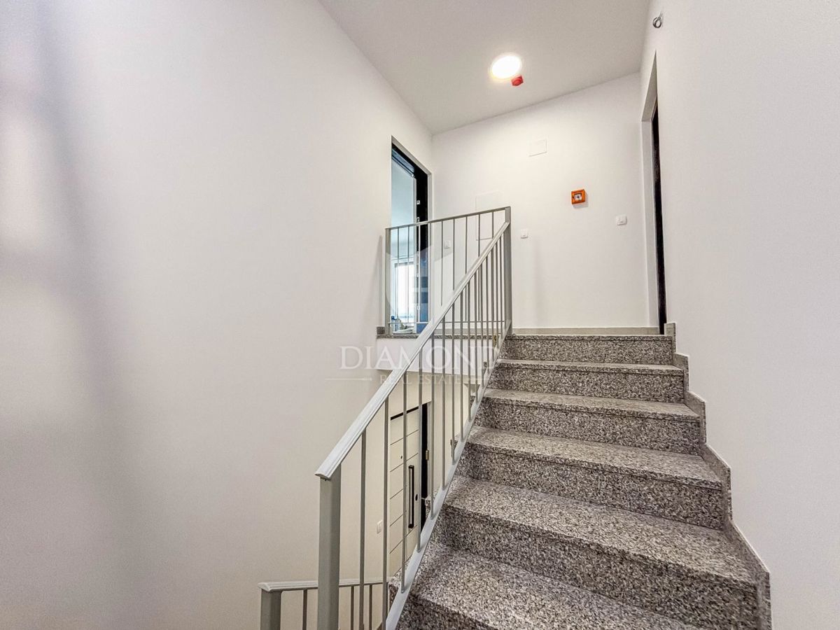 Poreč, okolica, dvoetažni trisobni apartma s pogledom na morje!