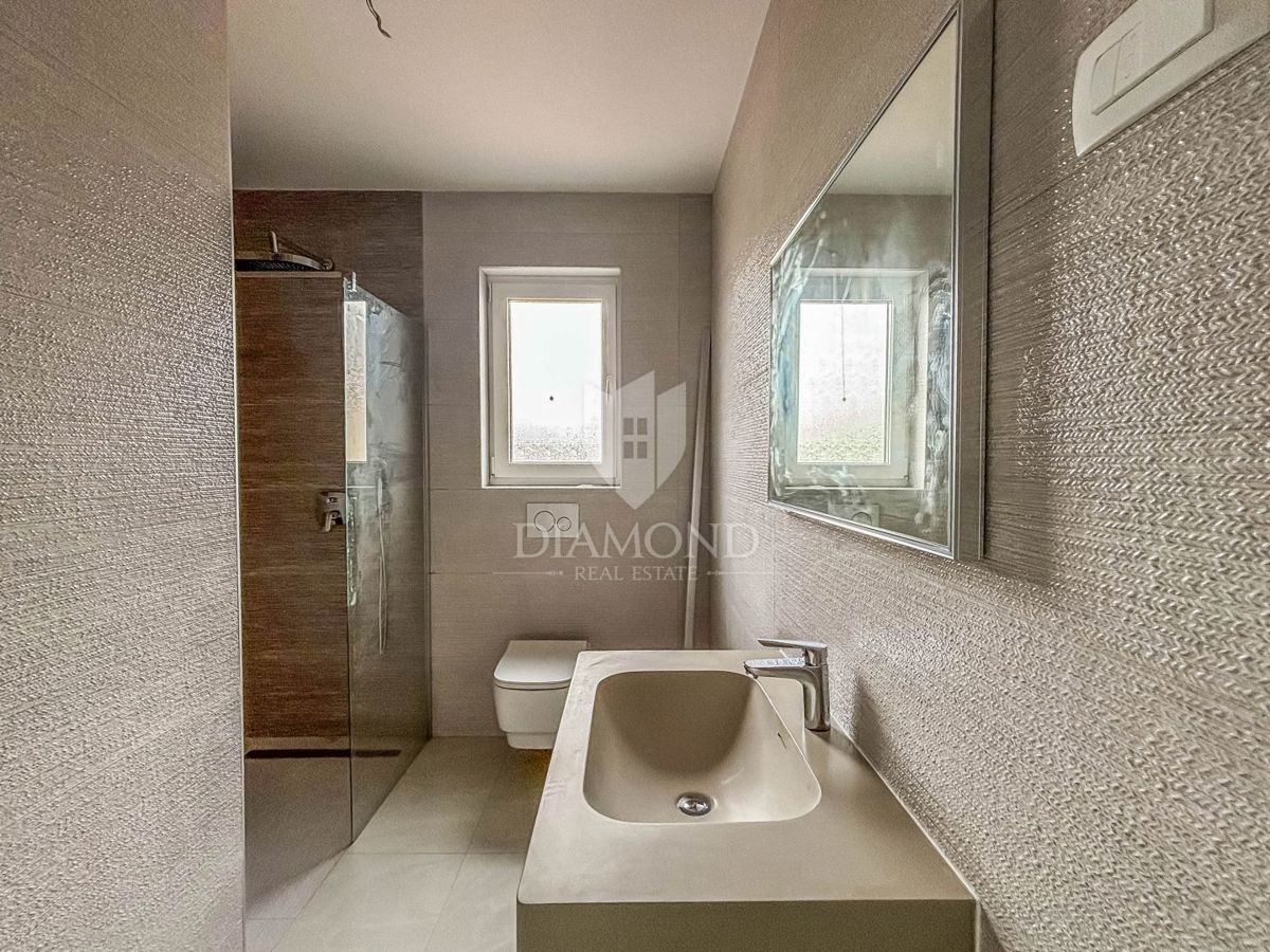 Poreč, okolica, dvoetažni trisobni apartma s pogledom na morje!