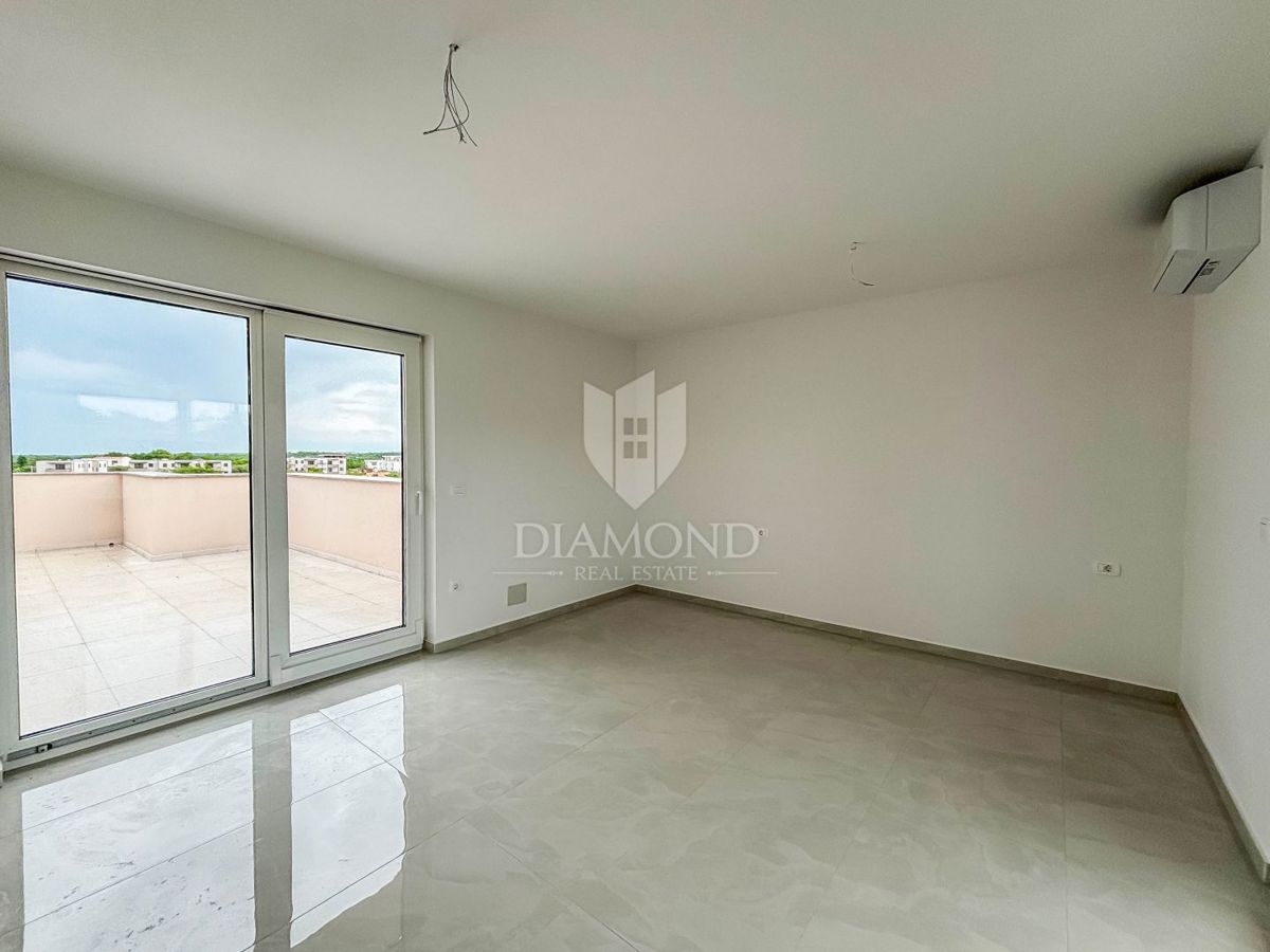 Poreč, okolica, dvoetažni trisobni apartma s pogledom na morje!