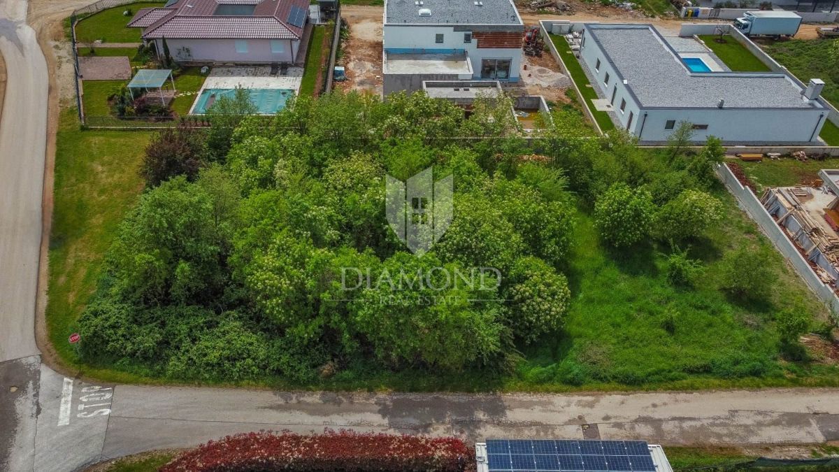 Zemljišče Novigrad, 700m2