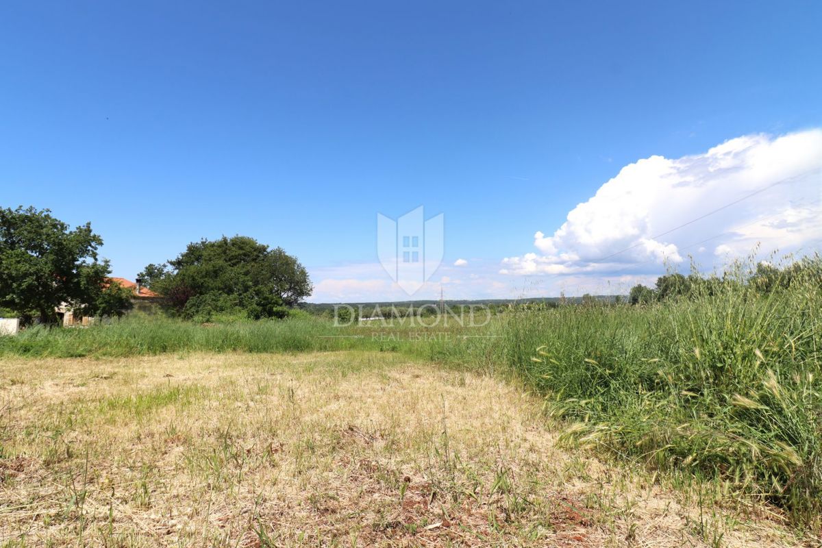 Poreč, okolica – Zazidljivo zemljišče 702 m², idealno za družinsko hišo