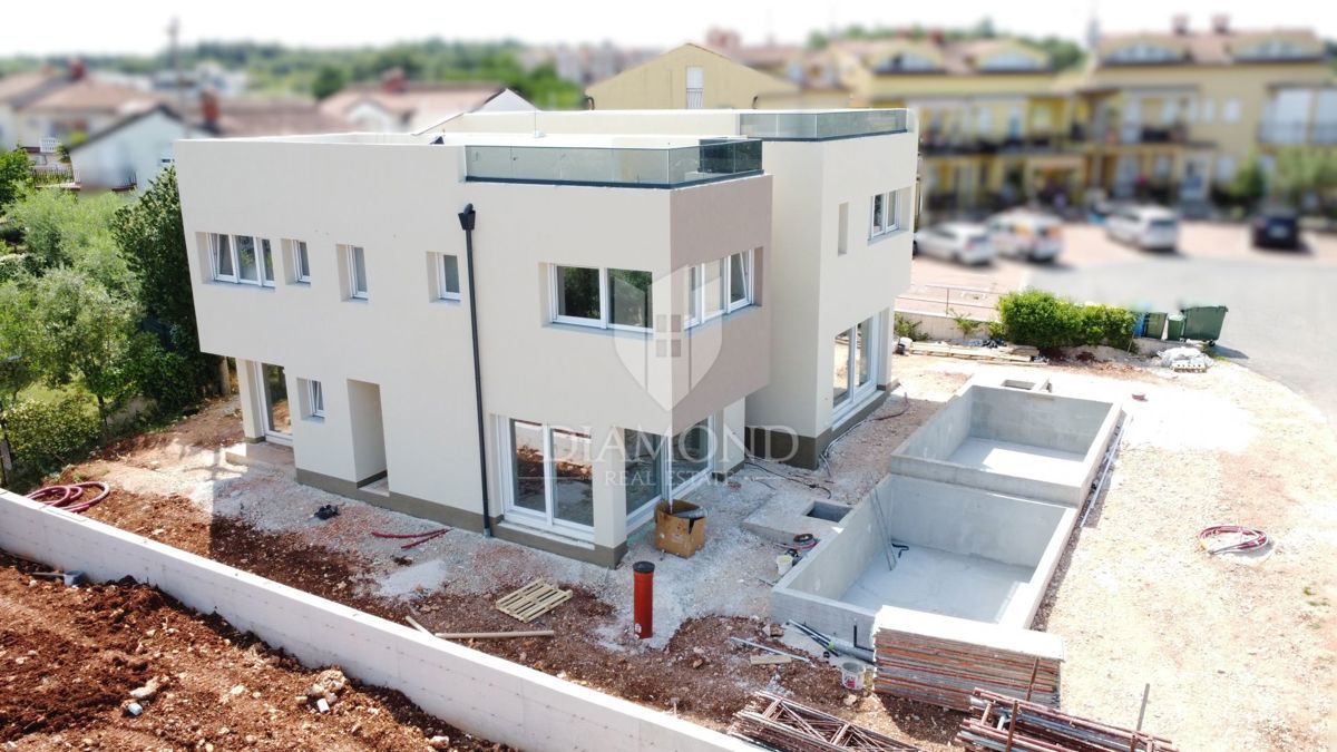 Poreč, okolica, dvojna hiša s strešno teraso – pogled na morje!