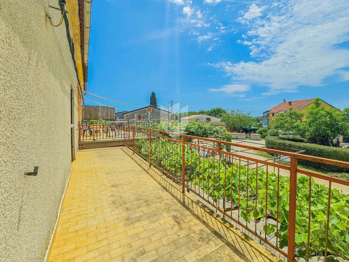 Novigrad, hiša za adaptacijo na mirni lokaciji!