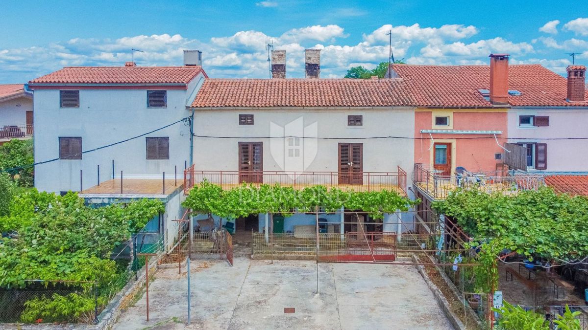 Novigrad, hiša za adaptacijo na mirni lokaciji!