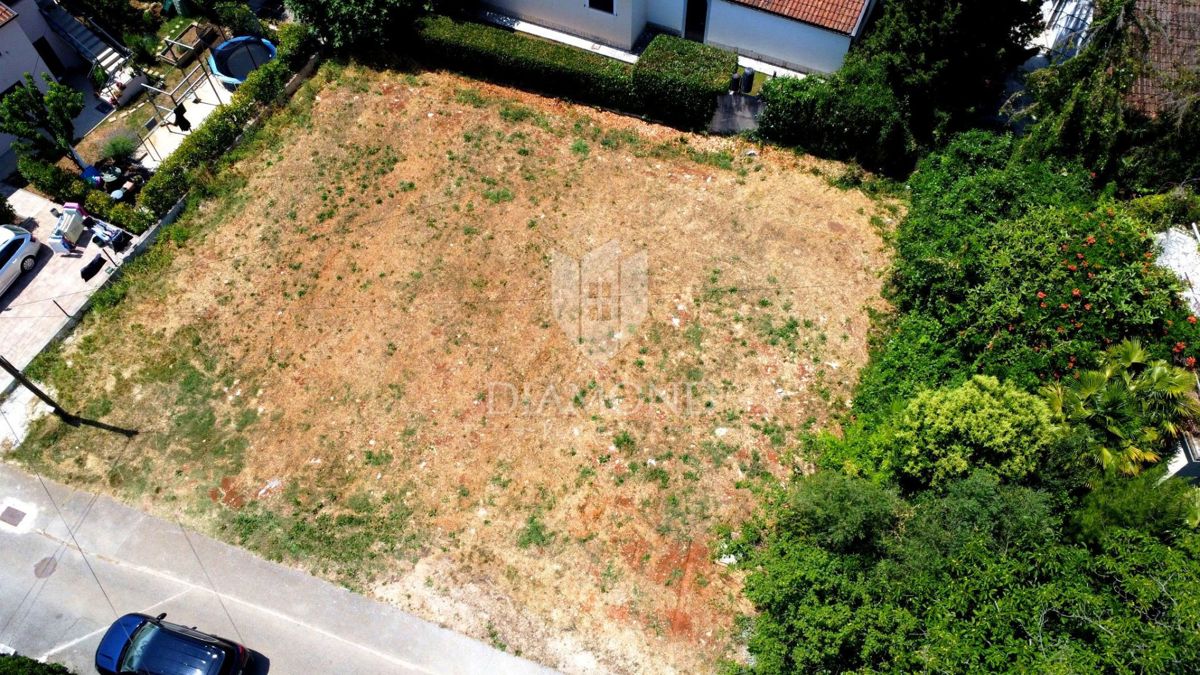 Gradbeno zemljišče 2 km od morja – Poreč, vrhunska lokacija