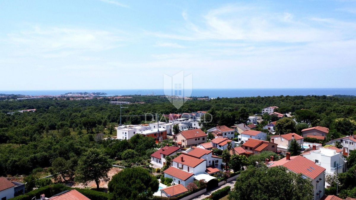 Gradbeno zemljišče 2 km od morja – Poreč, vrhunska lokacija