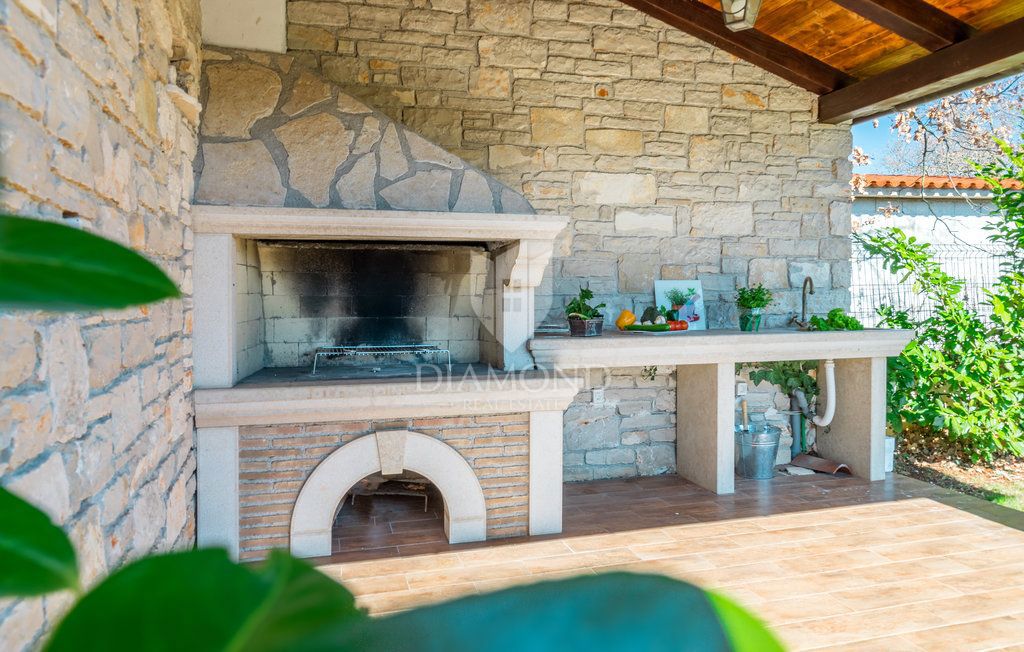 Poreč, okolica – Čudovita hiša z bazenom in vrtom