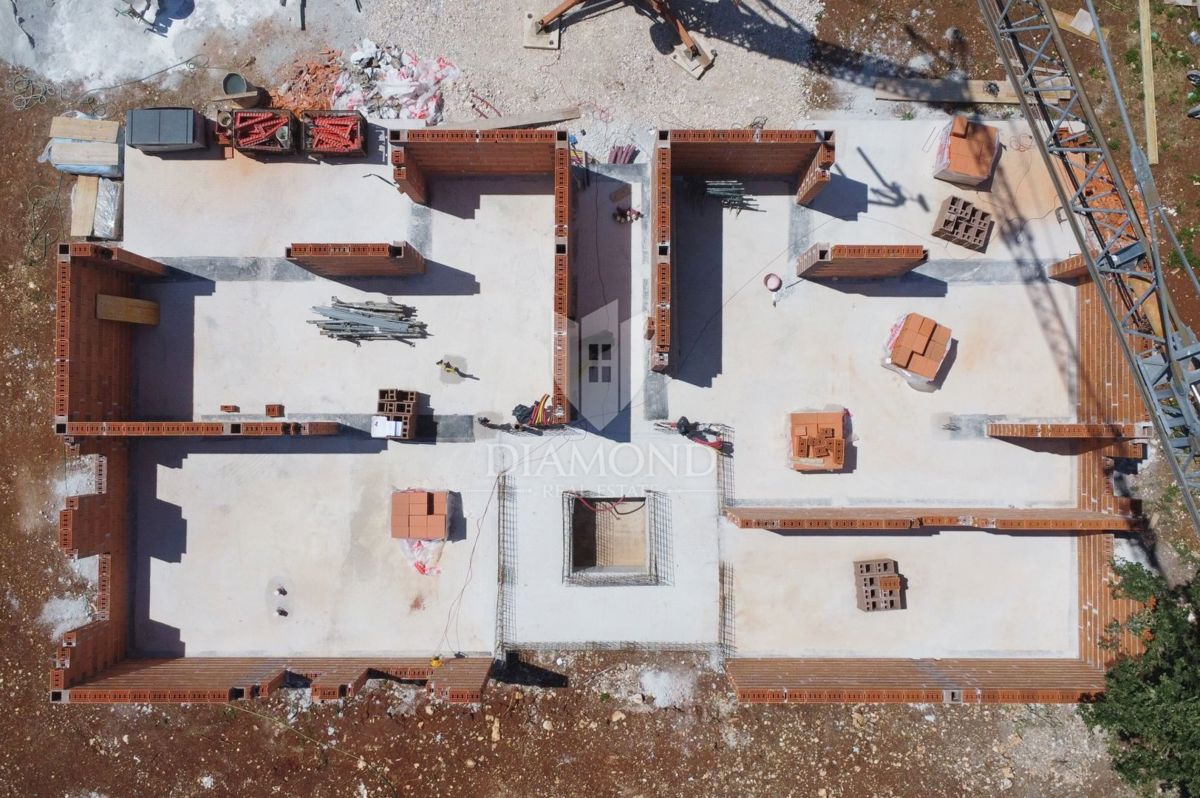 Poreč, okolica, stanovanje s prostornim vrtom (310 m²)