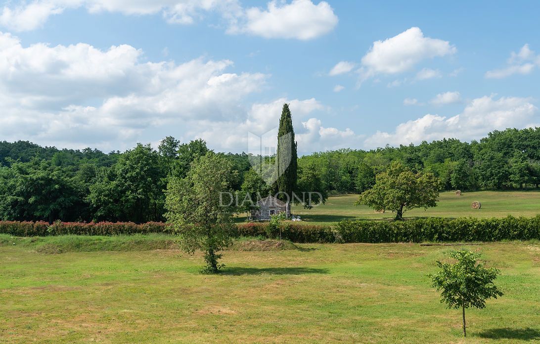 Luksuzna vila z dvema bazenoma na mirni lokaciji