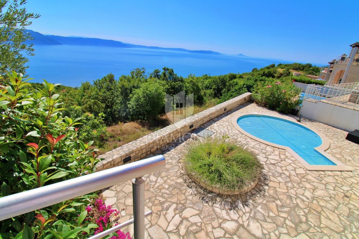HIŠA S PANORAMSKIM POGLEDOM NA MORJE, RABAC
