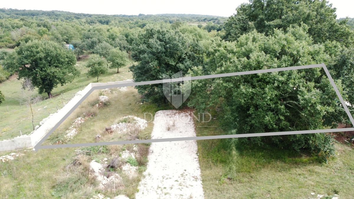 Sv. Lovreč – zemljišče 982 m² z dovoljenjem za vilo in bazen