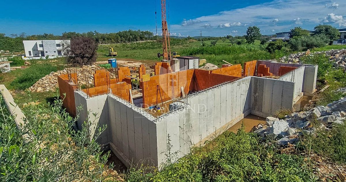 Istra, Kaštel, polsamostojna hiša 160 m2 v gradnji 