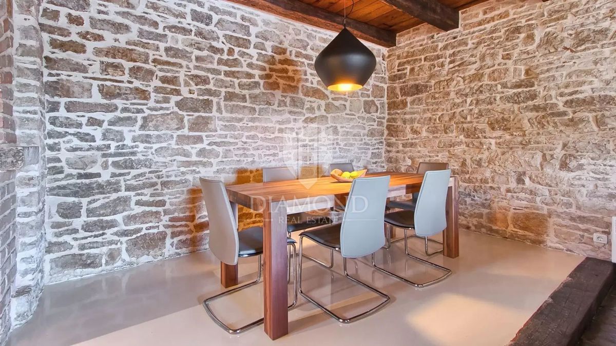 Poreč, okolica, Obnovljena kamnita hiša z bazenom