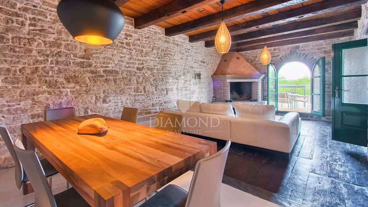 Poreč, okolica, Obnovljena kamnita hiša z bazenom