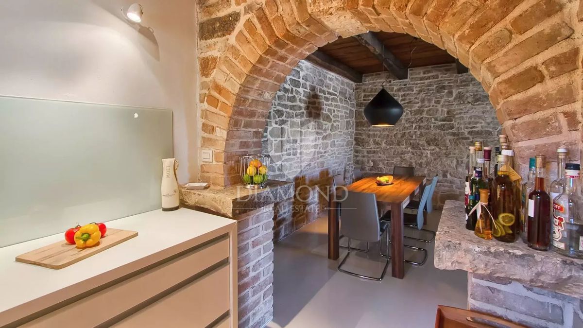 Poreč, okolica, Obnovljena kamnita hiša z bazenom