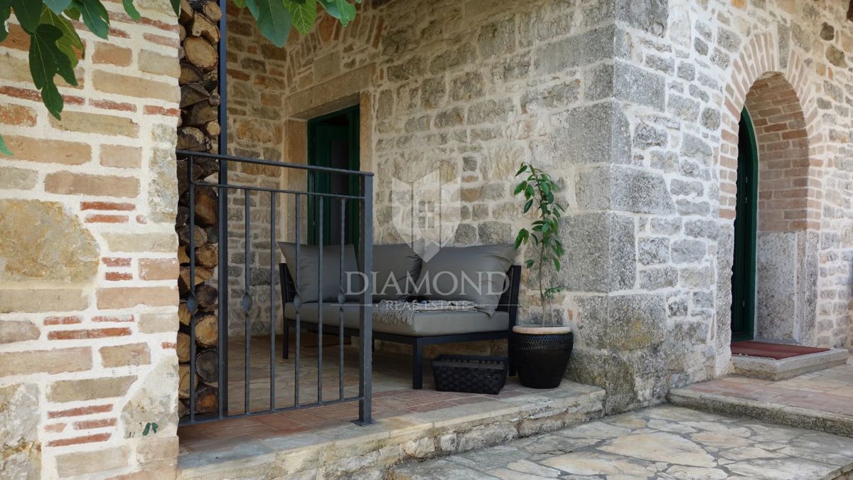 Poreč, okolica, Obnovljena kamnita hiša z bazenom