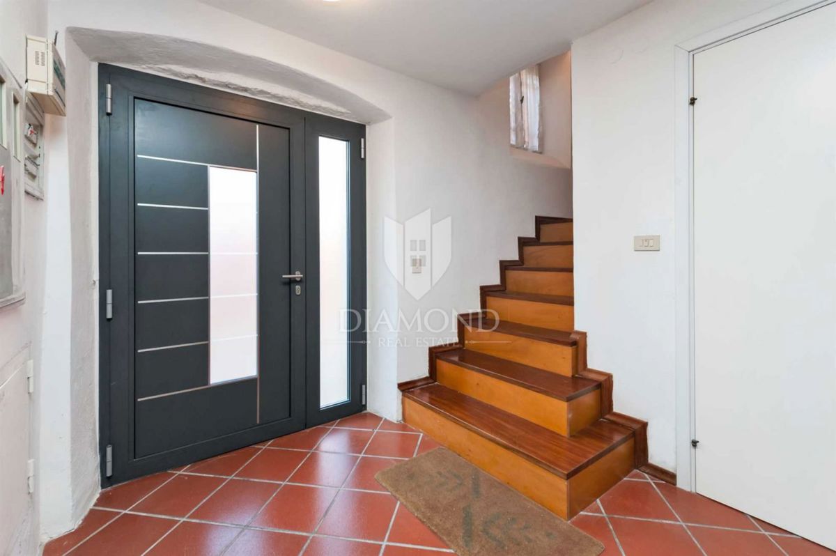 Stanovanje na odlični lokaciji z razgledom na morje, shrambo