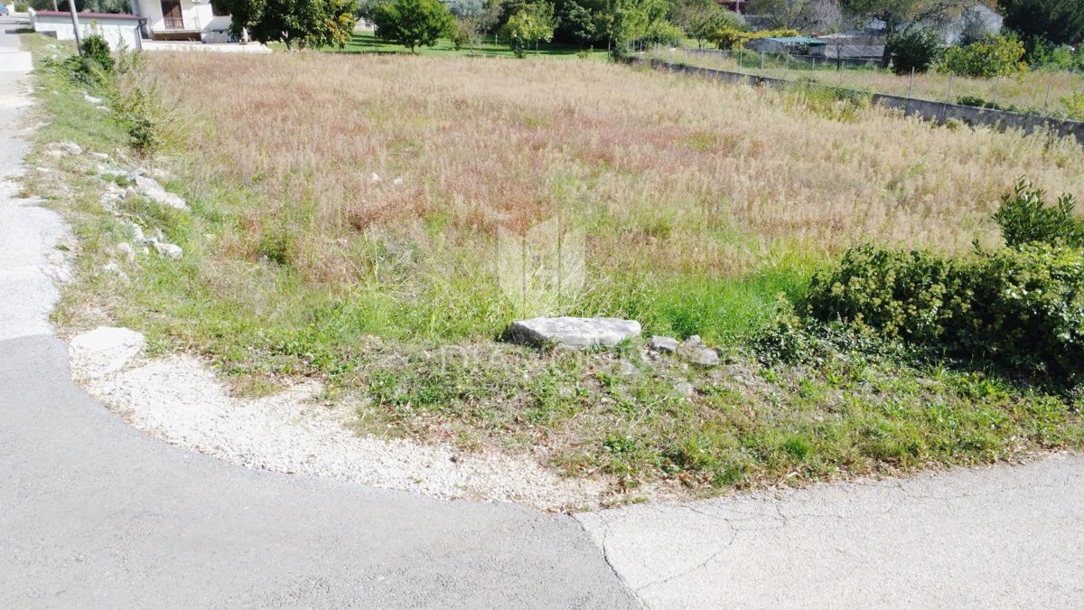 Poreč okolica – zemljišče 771 m² z dovoljenjem za vilo in bazen