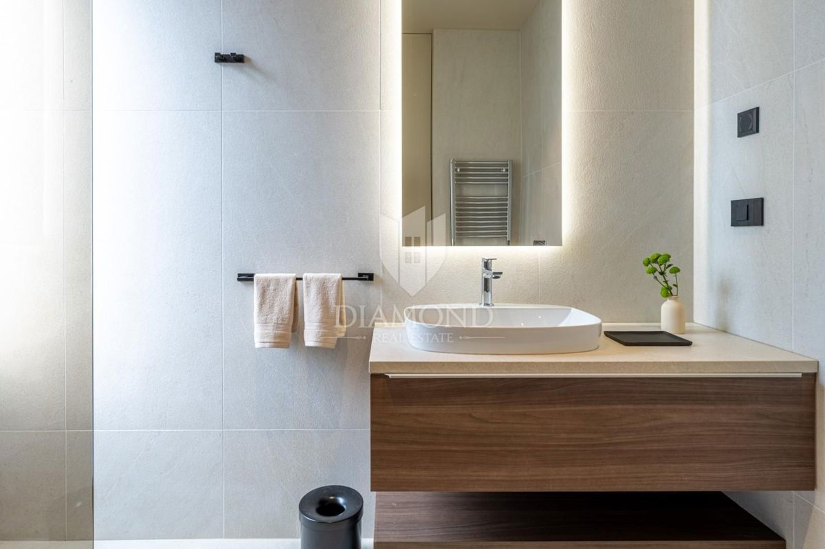 Poreč, Ekskluzivna prizemnica z bazenom