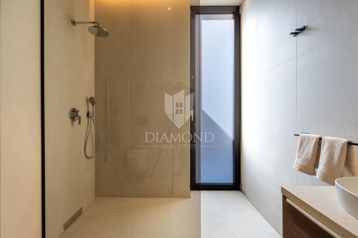 Poreč, Ekskluzivna prizemnica z bazenom