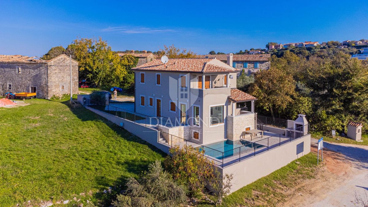Buje! Čudovita vila z bazenom in odprtim razgledom!