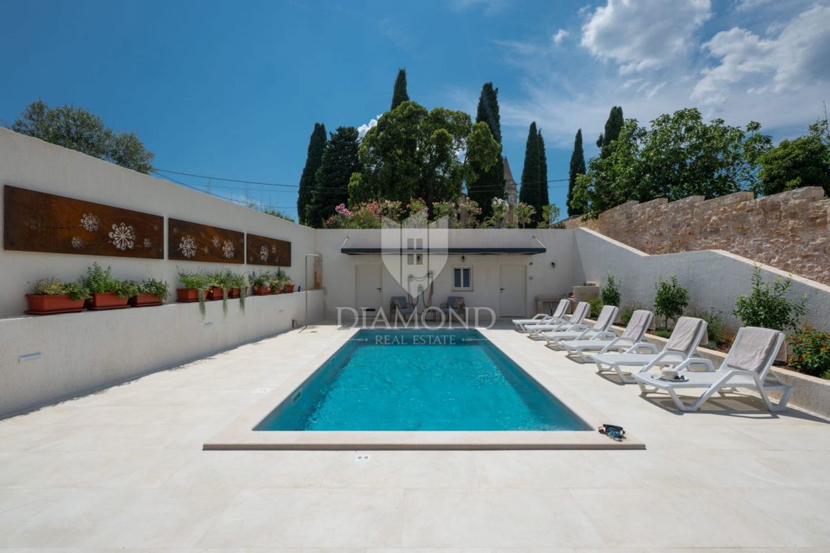 Območje Pule, Avtohtona obnovljena hiša z bazenom