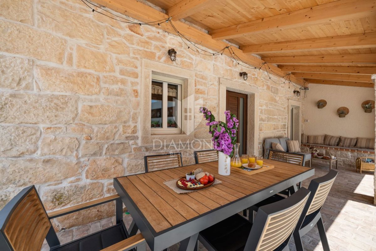 Območje Pule, Avtohtona obnovljena hiša z bazenom