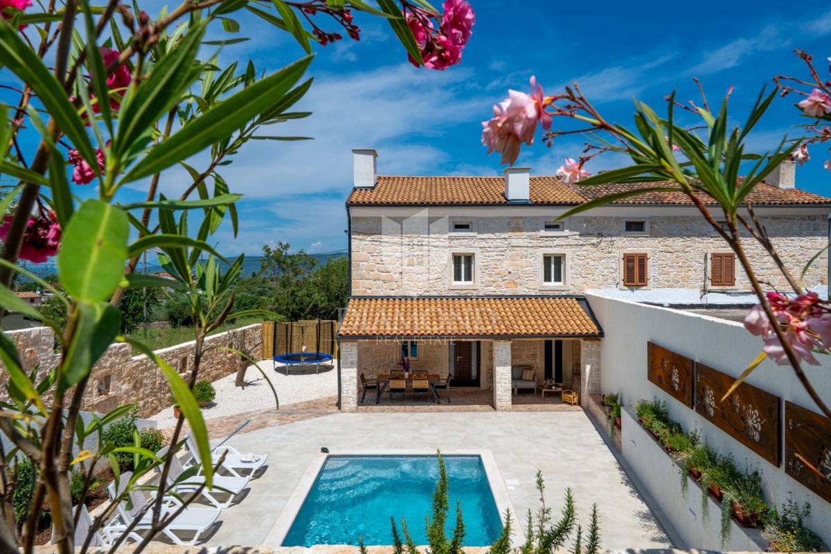 Območje Pule, Avtohtona obnovljena hiša z bazenom