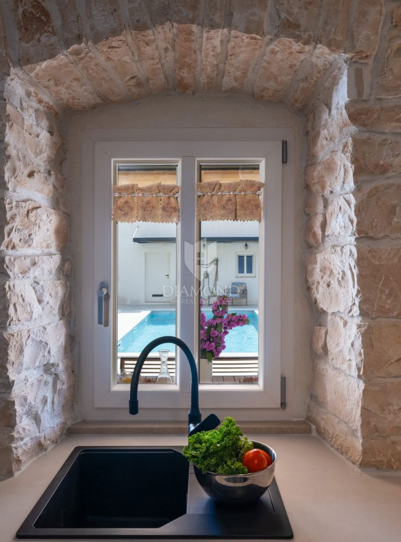 Območje Pule, Avtohtona obnovljena hiša z bazenom