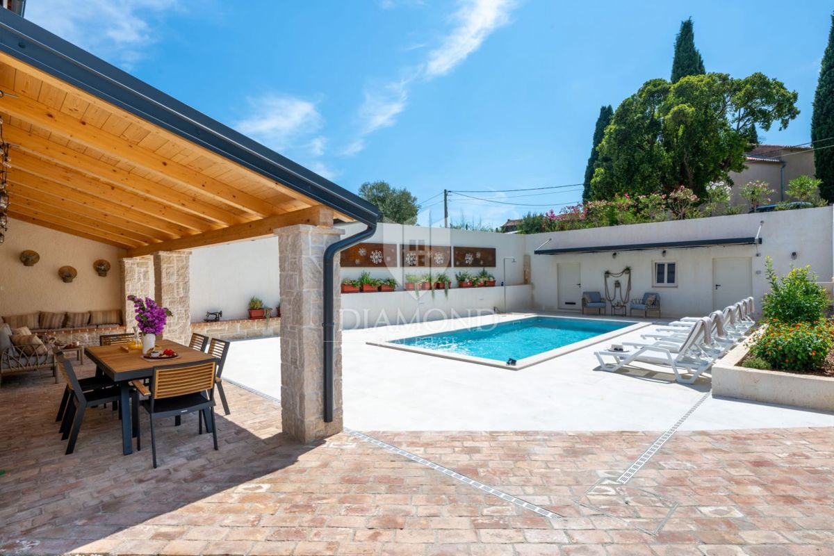 Območje Pule, Avtohtona obnovljena hiša z bazenom