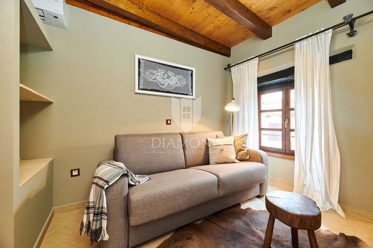 Pazin, okolica, kamnita lepotica z dvema bazenoma