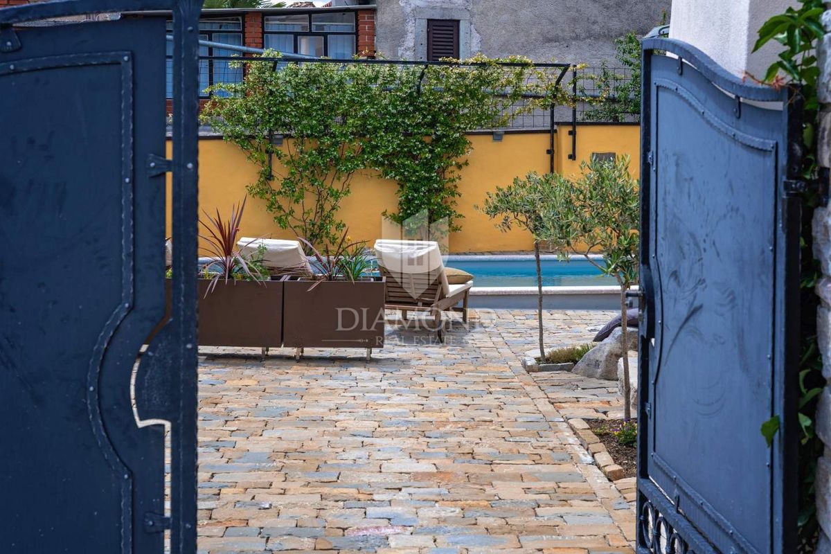 Pazin, okolica, kamnita lepotica z dvema bazenoma